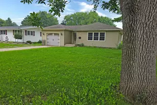1109 S Moore St, Blue Earth, MN 56013 - Photo 2