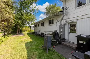 725 Robinwood Ln, Hopkins, MN 55305 - Photo 6