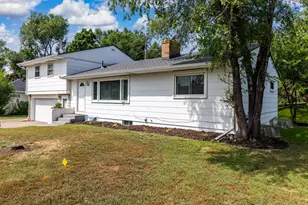 725 Robinwood Ln, Hopkins, MN 55305 - Photo 2