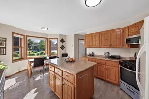 3569 Gershwin Ave N, Oakdale, MN 55128 - Photo 8