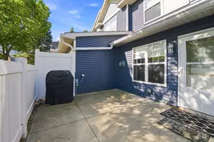 410 Hickory Ln N, Oakdale, MN 55128 - Photo 2