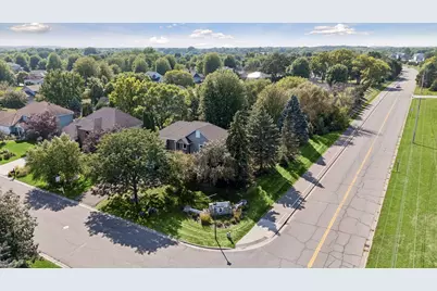 3925 Urbandale Lane N, Plymouth, MN 55446 - Photo 4