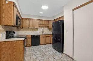 7055 Robinwood Trail, Woodbury, MN 55125 - Photo 6
