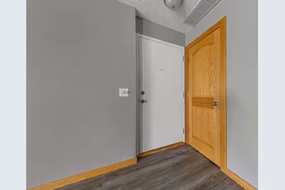 7250 Hunters Run, Eden Prairie, MN 55346 - Photo 8