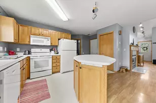 446 Mission Hills Way E, Chanhassen, MN 55317 - Photo 8