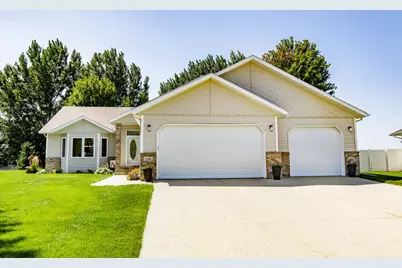 1206 47th Avenue N, Fargo, ND 58102 - Photo 2