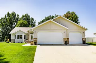 1206 47th Ave N, Fargo, ND 58102 - Photo 2