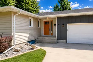 90 Forest Ave N, Fargo, ND 58102 - Photo 2