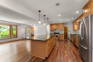 9725 Queen Rd, Bloomington, MN 55431 - Photo 6