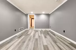 1066 Beatrice St, Eagan, MN 55065 - Photo 12