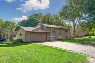 8113 Dakota Ln, Chanhassen, MN 55317 - Photo 2