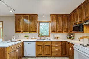 1060 Dennis St S, Maplewood, MN 55119 - Photo 8