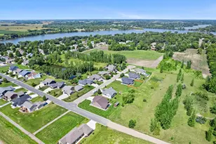 820 Willow Dr, Hutchinson, MN 55350 - Photo 4