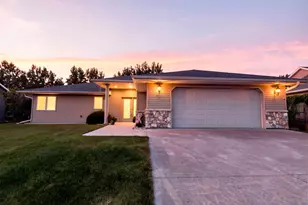 820 Willow Dr, Hutchinson, MN 55350 - Photo 2