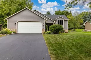 1123 Ridge Bluff Dr, Chaska, MN 55318 - Photo 2