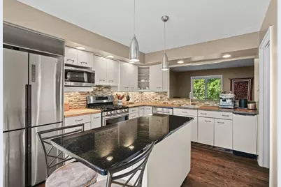 142 Wildwood Bay Drive, Mahtomedi, MN 55115 - Photo 2