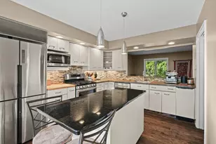142 Wildwood Bay Dr, Mahtomedi, MN 55115 - Photo 2