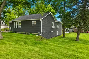 1052 Miller Ave, Windom, MN 56101 - Photo 2