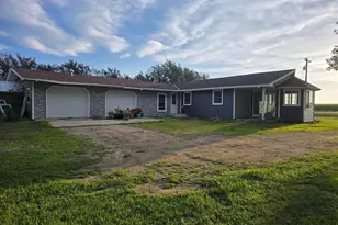 1011 90th Ave, Pipestone, MN 56164 - Photo 2