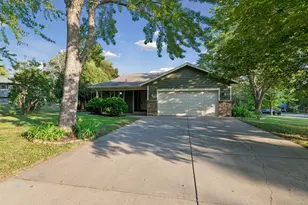 951 Redwing Ct, Chanhassen, MN 55317 - Photo 2