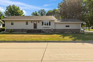 201 12th Ave NW, Pipestone, MN 56164 - Photo 2