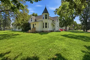 204 E 12th St, Blue Earth, MN 56013 - Photo 2