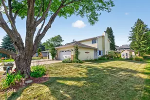16614 Terrey Pine Dr, Eden Prairie, MN 55347 - Photo 2