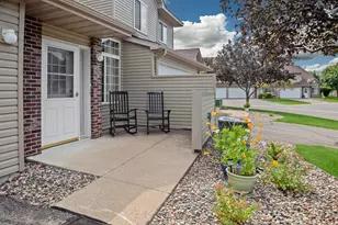 2462 Oakridge Cir, Hudson, WI 54016 - Photo 2
