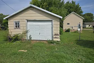 214 E 8th St, Fairmont, MN 56031 - Photo 4