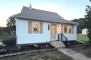 727 S 7th St, La Crescent, MN 55947 - Photo 1