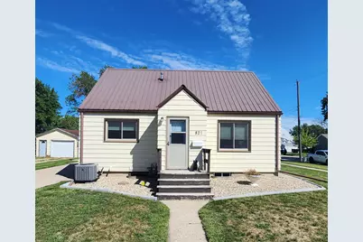 821 3rd Street SE, Pipestone, MN 56164 - Photo 2