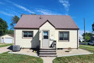 821 3rd St SE, Pipestone, MN 56164 - Photo 2