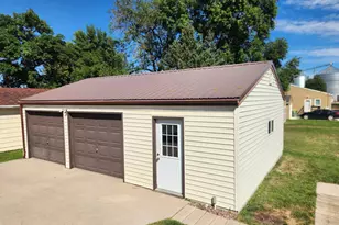 821 3rd St SE, Pipestone, MN 56164 - Photo 8