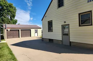 821 3rd St SE, Pipestone, MN 56164 - Photo 4