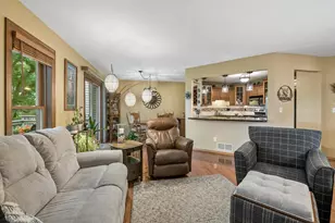 10295 Arrowwood Dr, Eden Prairie, MN 55347 - Photo 12