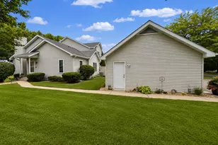 10295 Arrowwood Dr, Eden Prairie, MN 55347 - Photo 4