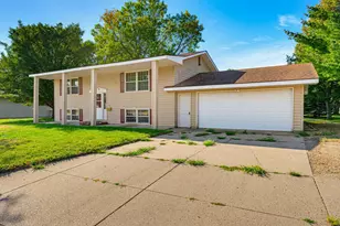64 9th Ave NE, Hutchinson, MN 55350 - Photo 2