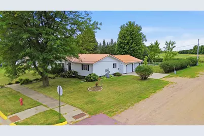 201 White Street S, Comfrey, MN 56019 - Photo 2