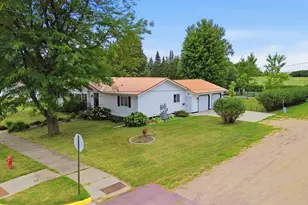 201 White St S, Comfrey, MN 56019 - Photo 2