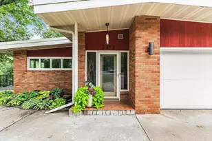 2212 Mary Hills Dr, Golden Valley, MN 55422 - Photo 2