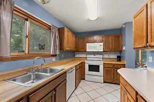 2460 Crestwood Dr, North Saint Paul, MN 55109 - Photo 10