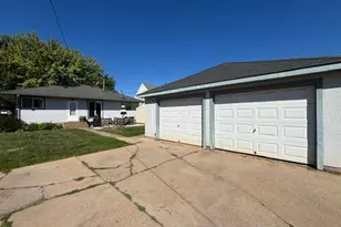 2418 8th Ave E, Hibbing, MN 55746 - Photo 2