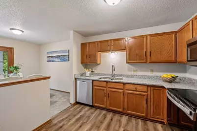 15275 Lesley Lane, Eden Prairie, MN 55346 - Photo 10