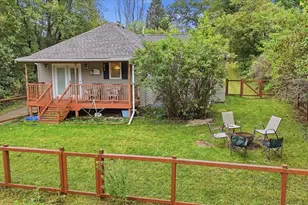 406 Gunn St, Coleraine, MN 55722 - Photo 1