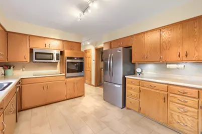 747 Grandview Avenue W, Roseville, MN 55113 - Photo 14