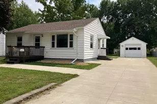 614 9th Ave SE, Waseca, MN 56093 - Photo 2