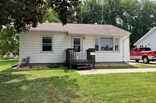 614 9th Ave SE, Waseca, MN 56093 - Photo 1
