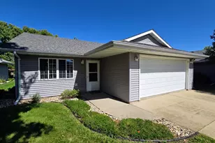 163 Ridgeview Dr, Pipestone, MN 56164 - Photo 2