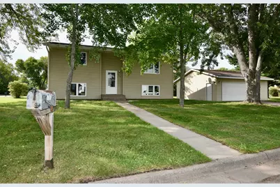 215 7th Street NE, Milaca, MN 56353 - Photo 2