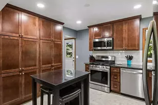 7608 Viewcrest Ln, New Hope, MN 55427 - Photo 4